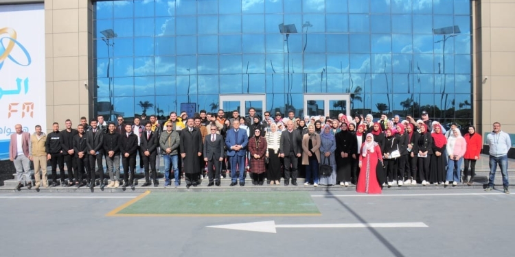 طلاب الجامعات يتفقدون أجنحة معرض الكتاب ويشاركون في المحاضرات وورش العمل التوعوية