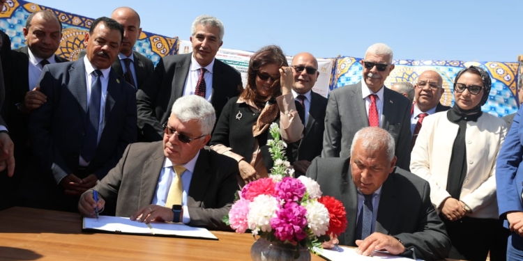 وزير التعليم العالي يضع حجر الأساس لمشروع أرض الجامعات المصرية بالوادي الجديد