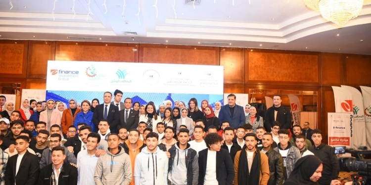 بإجمالي 10 مليون جنيه.. تقديم 200 طالب متفوق منح بالجامعات التكنولوجية