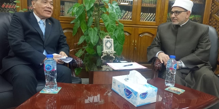 رئيس جامعة الأزهر يستقبل وفدًا من مجلس الأمن القومي التايلاندي