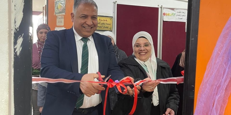 نائب رئيس جامعة الأزهر يفتتح معرض للملابس بكلية الصيدلة