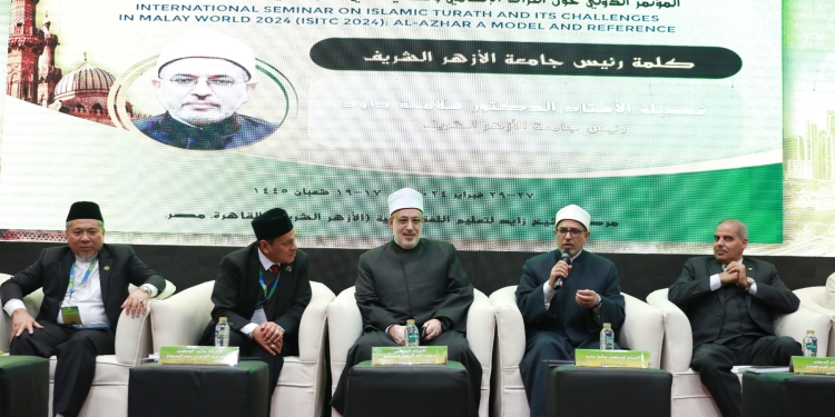 رئيس جامعة الأزهر يشيد بجهود علماء الملايو في قارة آسيا مؤكدًا أن تراث المسلمين يقف على أرض ثابتة