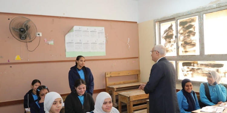 خلال زيارة مفاجئة.. "حجازي" يوجه تعليمات لمعلمي مدرسة إعدادي بمدينة نصر