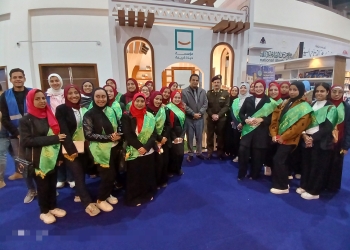 طلاب جامعة القاهرة في زيارة لمعرض القاهرة الدولي للكتاب