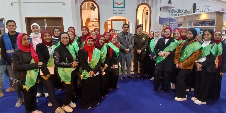 طلاب جامعة القاهرة في زيارة لمعرض القاهرة الدولي للكتاب