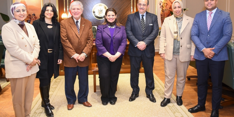 وزيرة الهجرة مع رئيس الغرف التجارية الكندية بالقاهرة