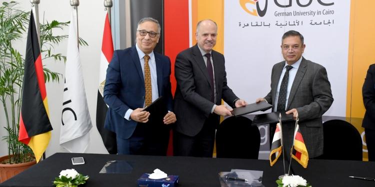 صيدلة الالمانية وبروتكول تعاون مع مصر للطيران