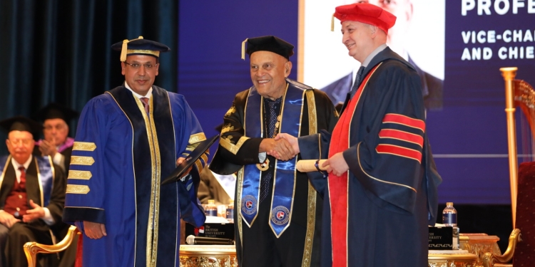 الجامعة البريطانية والدكتوراه الفخرية