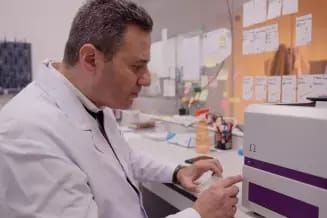 باحث مصري يفوز بجائزة اليونسكو – غينيا الاستوائية الدولية للبحث في علوم الحياة لعام ٢٠٢٣