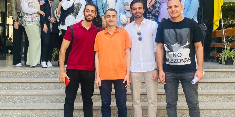 تحت شعار “حضن جوا بيت”.. طلاب إعلام القاهرة يطلقون حملة للتوعية بالأحتضان وكفالة الأطفال