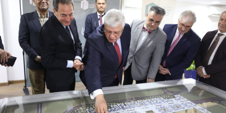 وزير التعليم العالي والسفير الفرنسي يتفقدان بدء أعمال إنشاء الحرم الجديد للجامعة الفرنسية