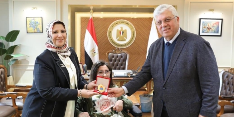 بعد حصولها علي المركز الاول.. وزير التعليم العالي يُكرم الطالبة سهيلة حامد