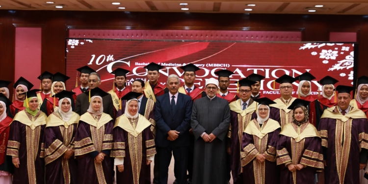 رئيس جامعة الازهر يشهد تخريج دفعة جديدة في كليات الطب بالبرنامج الماليزي