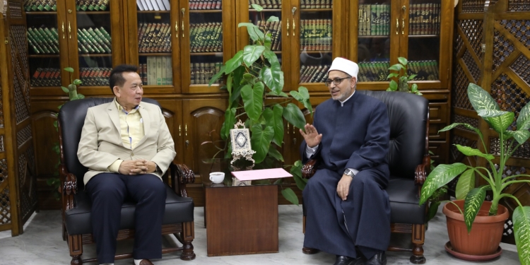 وفد تايلاند خلال لقائه الدكتور سلامة داود يشيد بمنهج الأزهر الشريف الوسطي المعتدل على مرِّ التاريخ