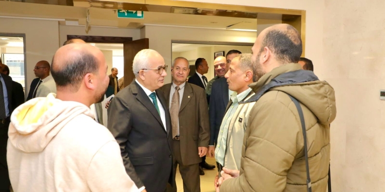 «حجازي» يتفقد ديوان وزارة التعليم ويهنيء  العاملين بحلول شهر رمضان