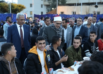 رئيس جامعة الأزهر يتناول الإفطار وسط أبنائه الطلاب ويوجه الشكر للإمام الأكبر لعنايته بهم