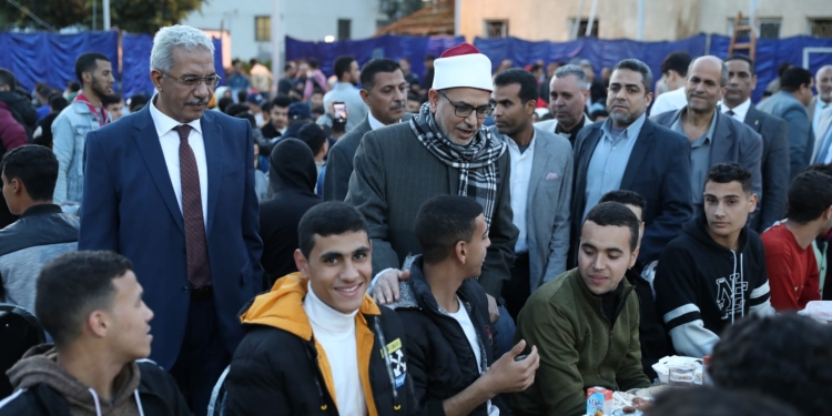 رئيس جامعة الأزهر يتناول الإفطار وسط أبنائه الطلاب ويوجه الشكر للإمام الأكبر لعنايته بهم