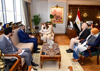 وزيرة الهجرة تتعاون  مع د. هاني موريس أستاذ جراحات الاورام من اجل القرى الفقيرة