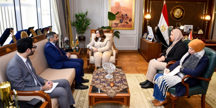 وزيرة الهجرة تتعاون  مع د. هاني موريس أستاذ جراحات الاورام من اجل القرى الفقيرة