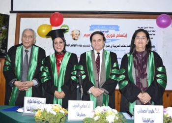 الباحثة ابتسام بين لجنة التحكيم بعد الحصول على درجة الدكتوراه