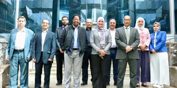 وفد جامعة اوتاوا الكندية فى معهد بحوث الاليكترونيات