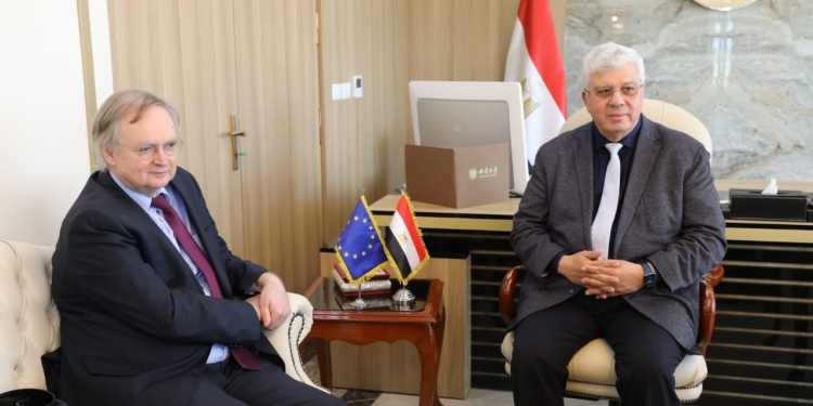 وزير التعليم العالي يبحث تعزيز التعاون مع سفير الاتحاد الأوروبي في مصر