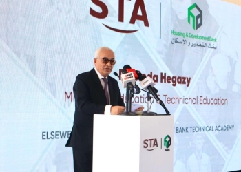 تكليف تخصص الملابس الجاهزة بالمدارس الفنية بتصنيع الزى المدرسى