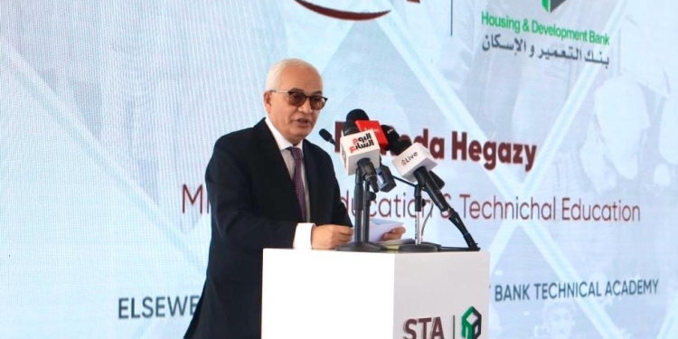 تكليف تخصص الملابس الجاهزة بالمدارس الفنية بتصنيع الزى المدرسى