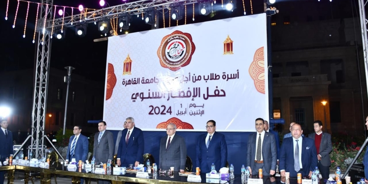 الخشت يشارك طلاب من أجل مصر حفل إفطار بساحة حرم جامعة القاهرة