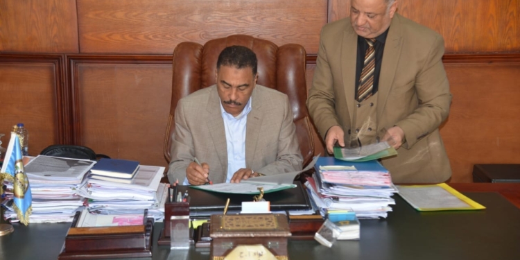 محافظ مطروح يعتمد نتيجة امتحانات دورة يناير ٢٠٢٤ لمحو الأمية وتعليم الكبار