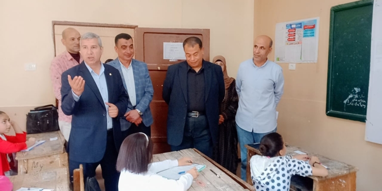 وكيل التعليم بدمياط يتابع إجراء امتحانات التربية الدينية والمهارات المهنية لصفوف النقل
