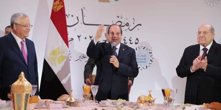 بحضور الرئيس السيسي .. رئيس جامعة حلوان يشارك في حفل إفطار الأسرة المصرية