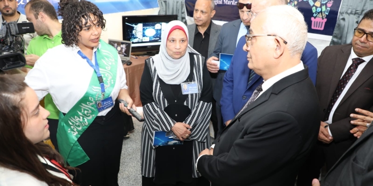 افتتاح المعرض السنوي لطلاب مدارس التعليم الفنى بمدرسة تكنولوجيا الصيانة الفنية المتقدمة