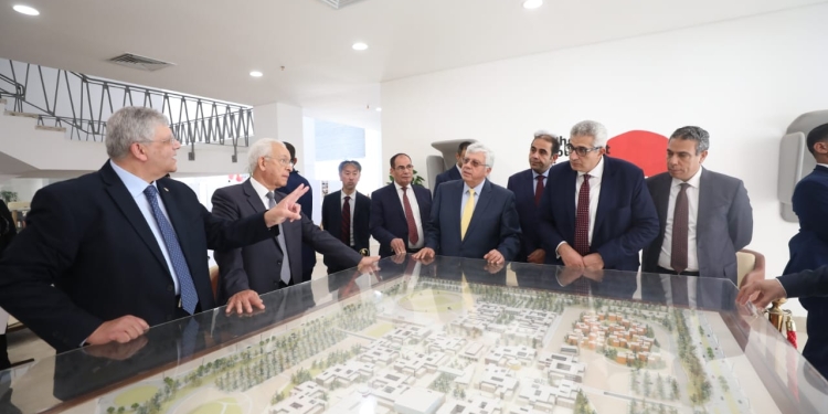 وزير التعليم العالي يتفقد الجامعة المصرية اليابانية للعلوم والتكنولوجيا