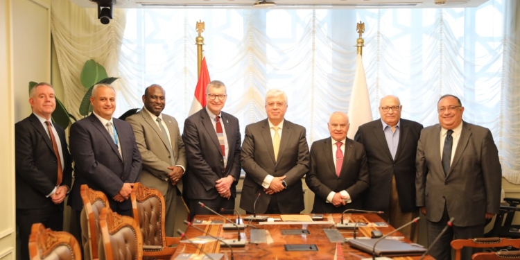 وزير التعليم العالى يبحث التوسع فى برامج فرع جامعة وسط لانكشاير فى العاصمة الإدارية