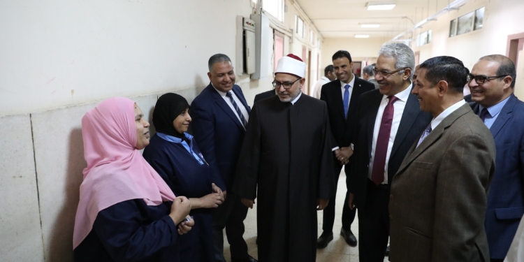 رئيس جامعة الأزهر يوزع الشكولاتة على الموظفين والعمال بعد عودتهم من إجازة عيد الفطر المبارك