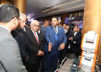 وزيرا التعليم والعمل يتفقدان أجنحة المعرض الدولي للتعليم الفني التكنولوجي