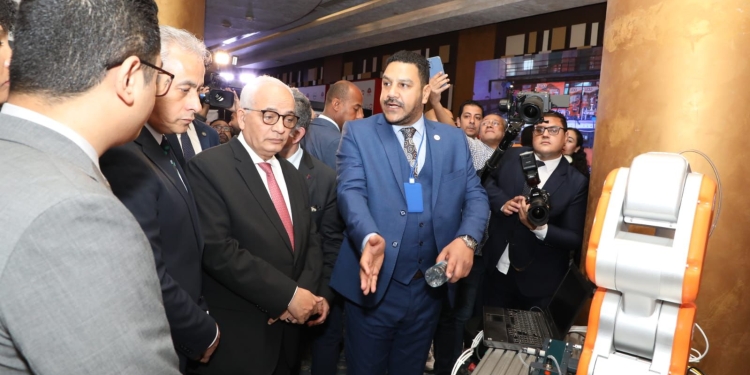 وزيرا التعليم والعمل يتفقدان أجنحة المعرض الدولي للتعليم الفني التكنولوجي
