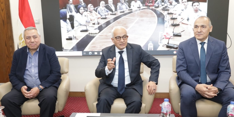 «حجازي» يستقبل الطلاب المشاركين بمسابقة "أيسف" قبل سفرهم لأمريكا