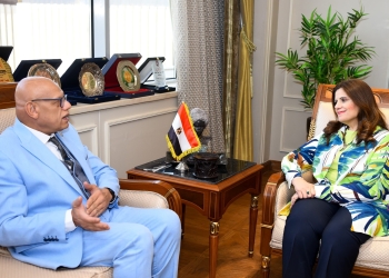 وزيرة الهجرة مع عضو الجالية المصرية فى بولندا