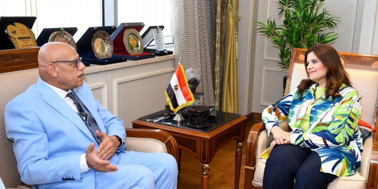 وزيرة الهجرة مع عضو الجالية المصرية فى بولندا