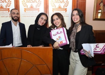 اربعة طلاب من جامعة MSA ِيناقشون بحث تخرجهم