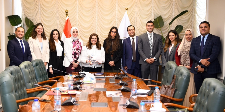 وزيرة الهجرة مع شياب المركز المصرةى الالمانى