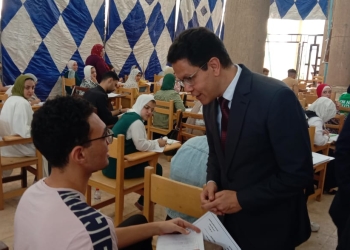 رئيس جامعة بنها يتفقد الامتحانات بكليتي الحقوق والعلاج الطبيعى
