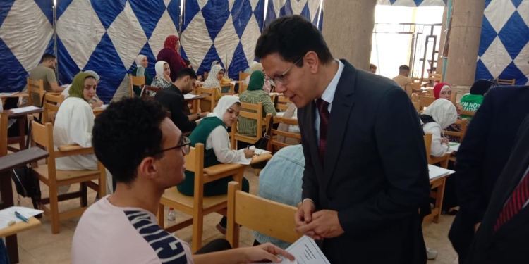 رئيس جامعة بنها يتفقد الامتحانات بكليتي الحقوق والعلاج الطبيعى