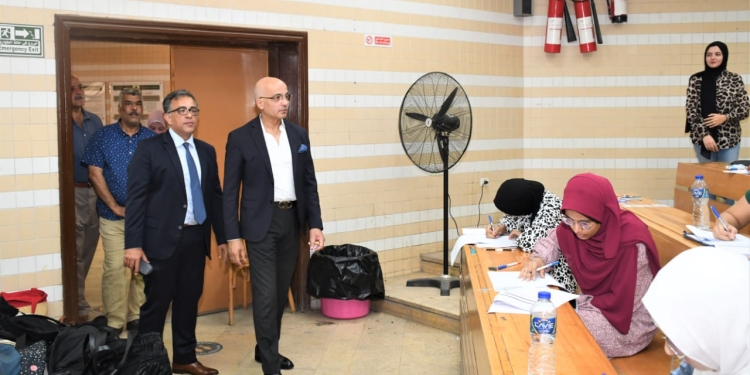 جولة تفقدية لرئيس جامعة عين شمس للاطمئنان على سير الامتحانات