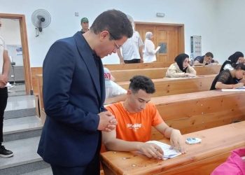 رئيس جامعة بنها يتفقد سير الامتحانات بكليتي التجارة والعلوم بمقر العبور 