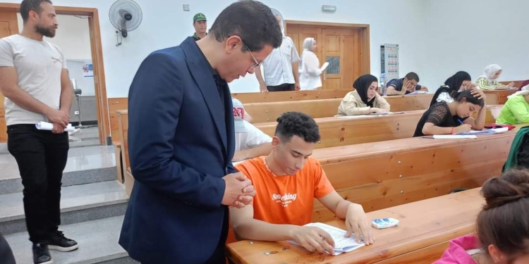 رئيس جامعة بنها يتفقد سير الامتحانات بكليتي التجارة والعلوم بمقر العبور