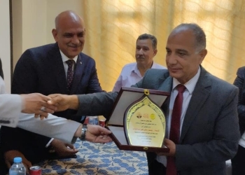النقابة الفرعية بغرب الجيزة تكرم المعلم المثالي بالواحات البحرية