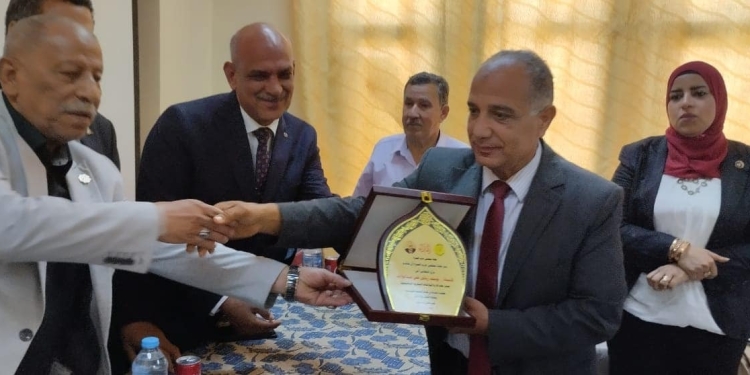 النقابة الفرعية بغرب الجيزة تكرم المعلم المثالي بالواحات البحرية
